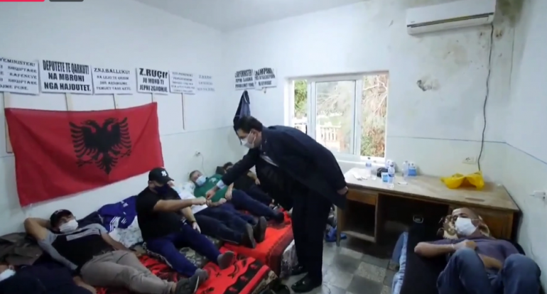 Lulzim Basha viziton grevistët në Ballsh: Naftëtarët e minatorët më të shtypurit në vend