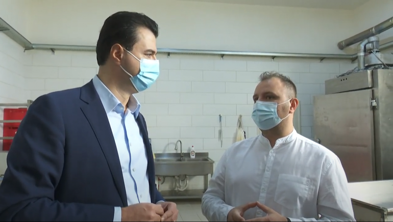 Basha takohet me biznesin e vogël në Durrës: Plani ynë për pandeminë s’ka lidhje me zgjedhjet, synon që familjet të arrijnë një minimum mujor për të jetuar