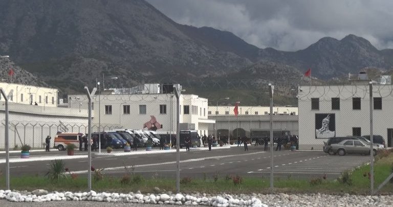 100 të dënuar në burgun e Reçit prej 2 ditësh në grevë urie