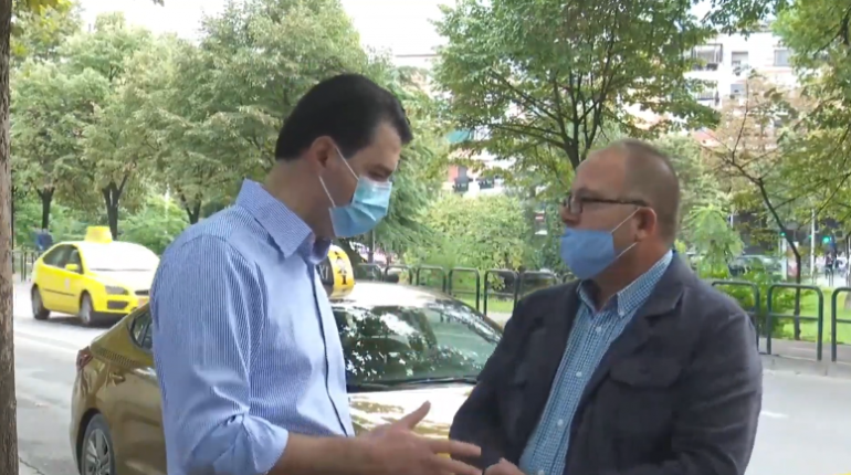 Basha me taksistët në Tiranë: Pas 25 prillit flitet me vendime jo me fjalë, nafta do jetë më e lirë