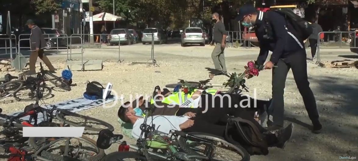 “Edhe sa duhet të vdesin që Bashkia Durrës të zgjohet?” Përdoruesit e biçikletave në protestë për korsitë (VIDEO)