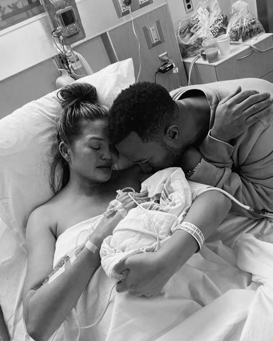 Chrissy Teigen dhe John Legend humbin fëmijën: Jemi të tronditur dhe në një dhimbje të madhe