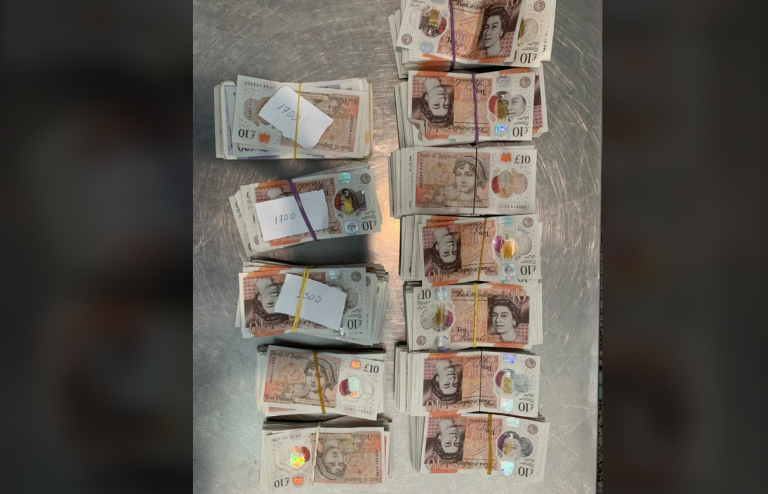 Sekuestrohen 21,900 paund në Rinas, u zbuluan në vijën e dytë të kontrollit