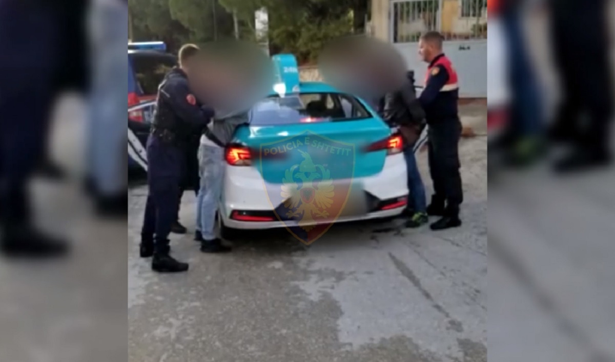 Me kallashnikov brenda në taksi, arrestohen 3 persona me precedent