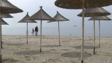 Pasiguritë e turizmit/ Operatorët dhe punonjësit e sektorit në Durrës nuk dinë se çfarë do të ndodhë