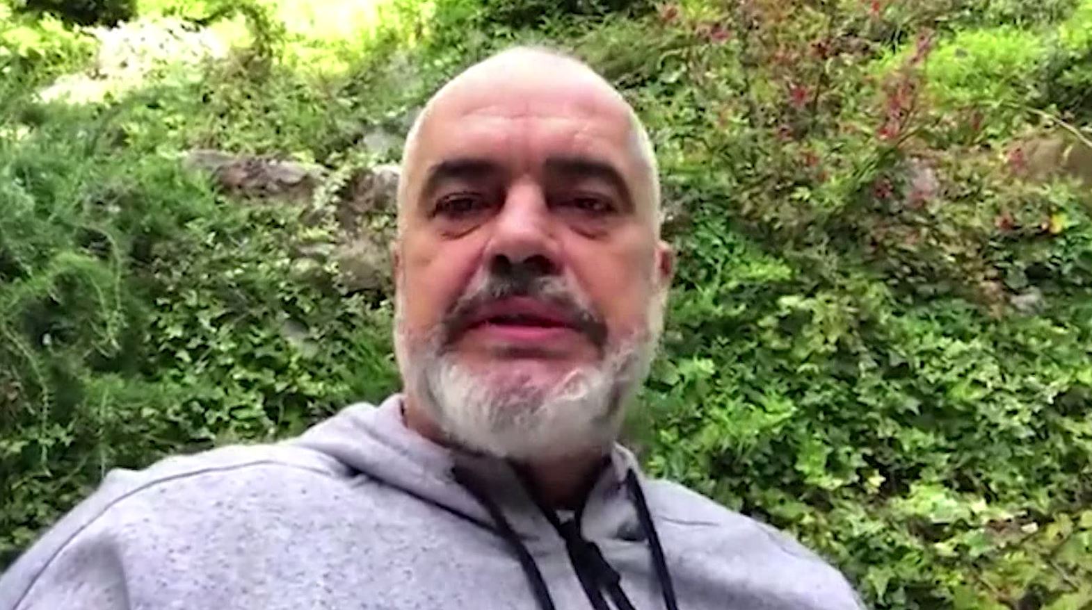 Maskat edhe në rrugë, Rama: E vetmja zgjidhje, s’duam që vendi t’i rikthehet izolimit