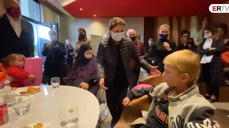 MOMENTI EMOCIONUES – Endri Dumani përqafon nënën e dajën pas kthimit nga ferri (VIDEO)