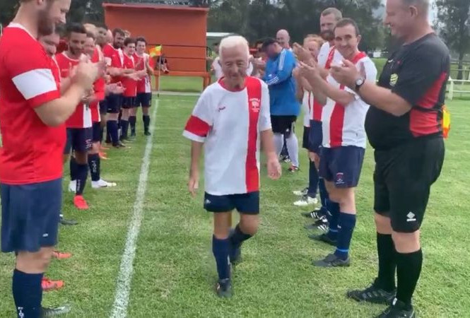 Është 80 vjeç, por do luajë ndeshjen e tij të fundit në futboll