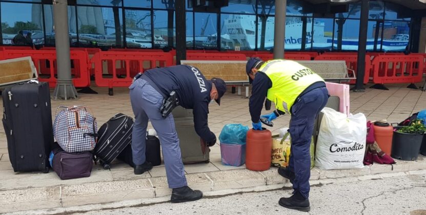 Ndalohen dhe gjobiten në Itali autobusët e nisur nga Shqipëria. Ishin jo me pasagjerë, por me porosi e pako (FOTO)