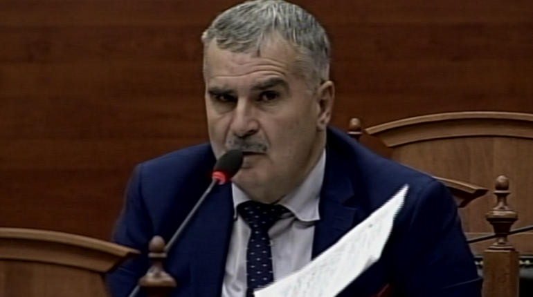 Mori gjobë, Gjuzi nga Kuvendi: Nuk do e mbaj maskën në ambientet e hapura