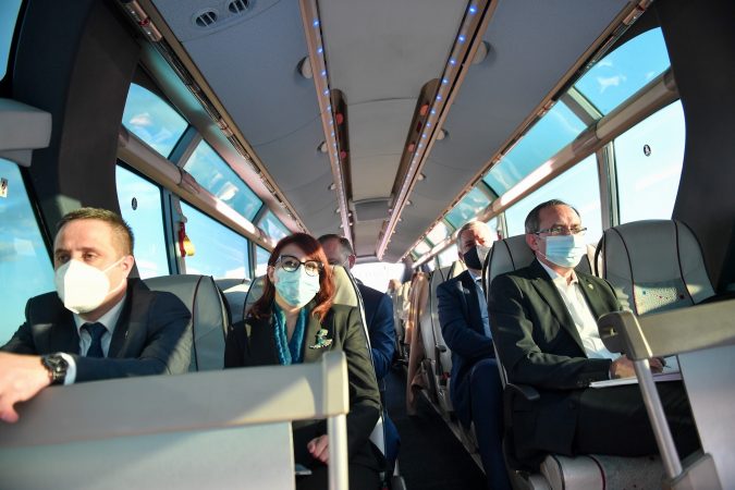 FOTO/ Kryeministri Hoti dhe kabineti i tij nisen drejt Tiranës, gati për takimin e dy qeverive