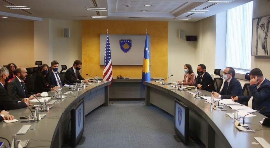 Hoti diskuton me një delegacion amerikan për nevojat ekonomike dhe energjetike të Kosovës