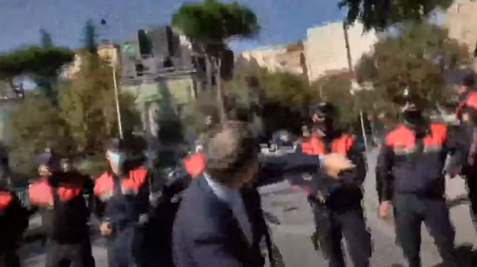 Me shishe në dorë, Shpëtim Idrizi qëllon në drejtim të eskortës së ministrit grek