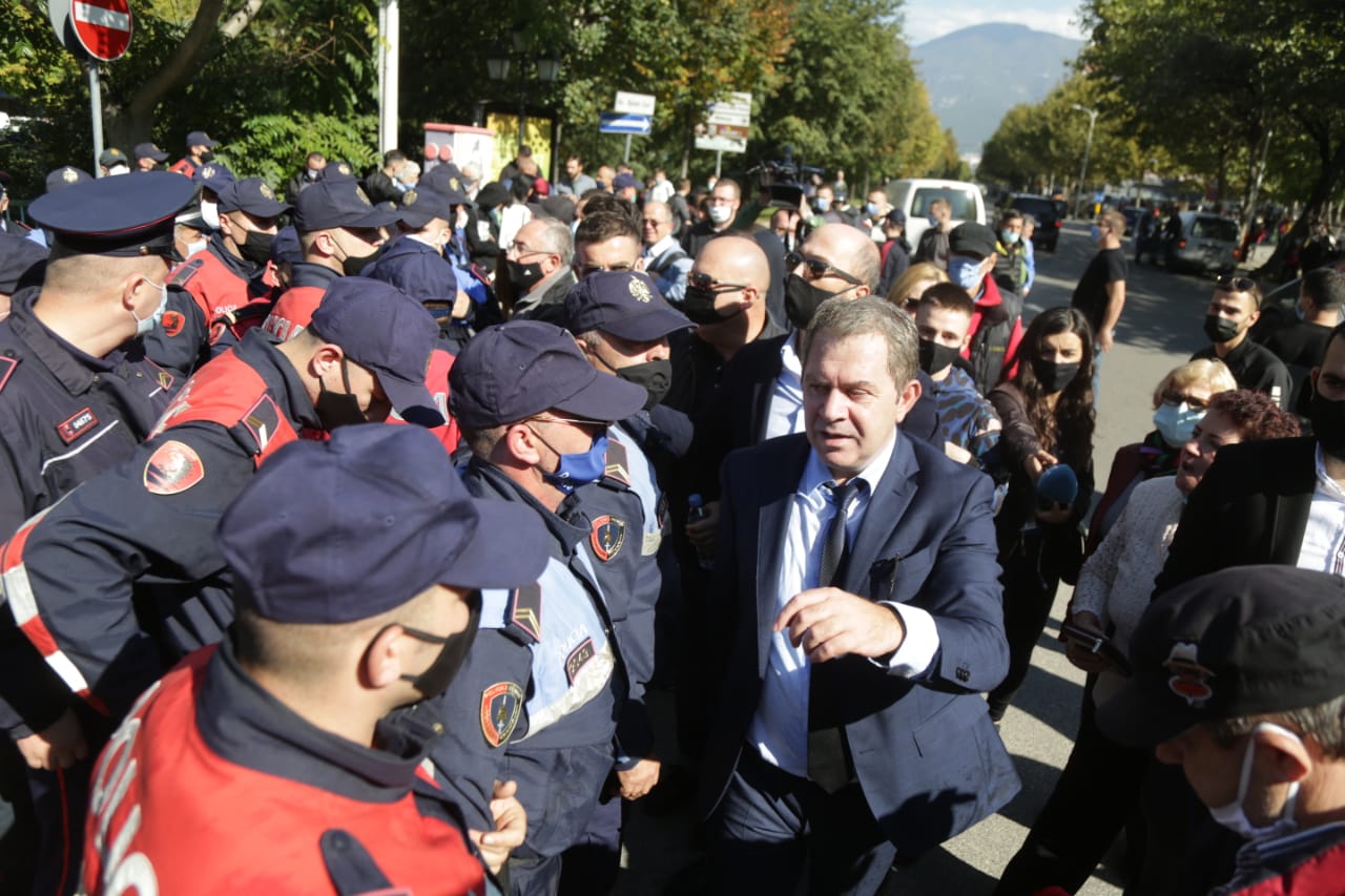Qëlloi në drejtim të eskortës së ministrit grek, Idrizi: Shishja duhet t’i binte në kokë që të freskohej