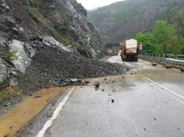 Rënie gurësh në aksin Elbasan-Librazhd, përmbytet një banesë nga përroi