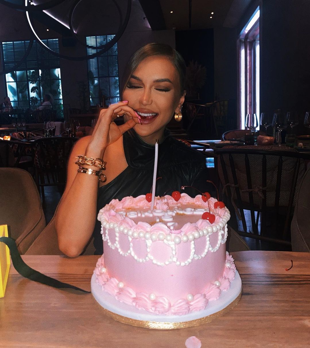 Lori Hoxha feston 27-vjetorin e lindjes: Mbijetova 9862 ditë në këtë tokë!