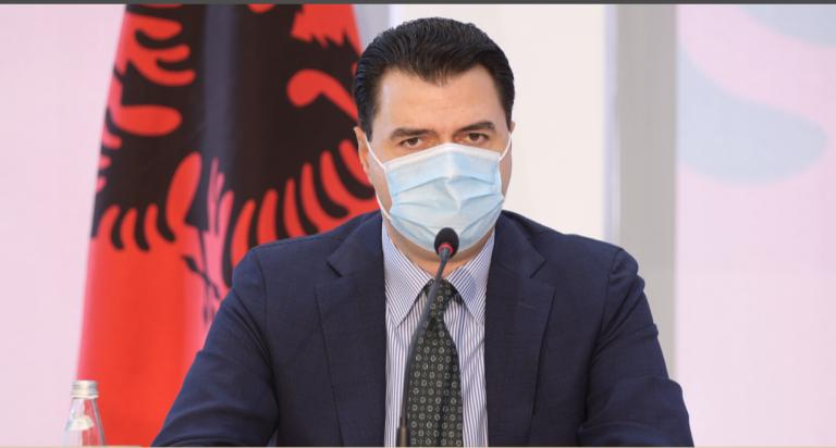 Basha: Pacientët me COVID-19 nuk kanë ku të përplasen. Babai i një gazetari priti 6 ditë me simptoma për tamponin