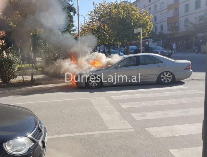 Merr flakë makina në mes të Durrësit (FOTO+VIDEO)