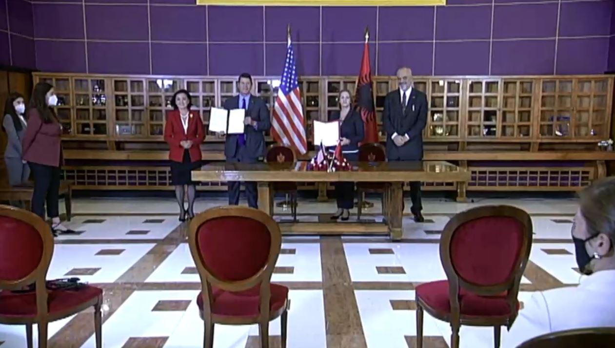 Nënshkruhet memorandumi i bashkëpunimit ekonomik mes Shqipërisë dhe SHBA-së
