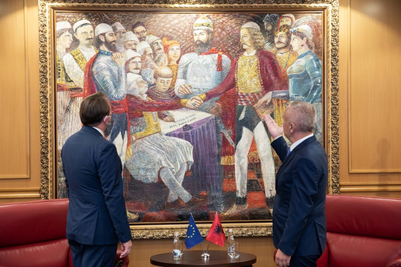 Takimi me Varhelyi, presidenti Meta zbardh detaje nga biseda me komisionerin evropian