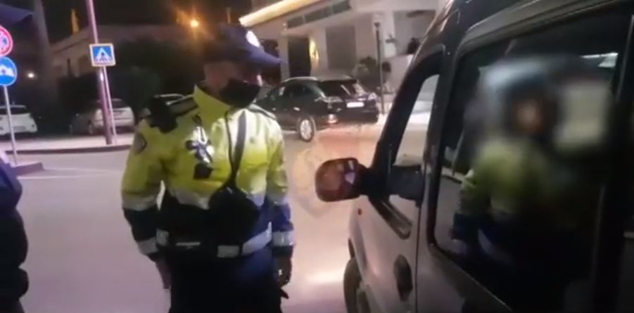 Pasagjerë pa lidhje familjare dhe qytetarë pa maska, policia vendos 769 gjoba (VIDEO)
