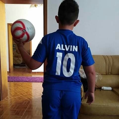 Një gjest i bukur nga Teuta, dhuratë për djaloshin që u kthye nga kampi i Al-Hol