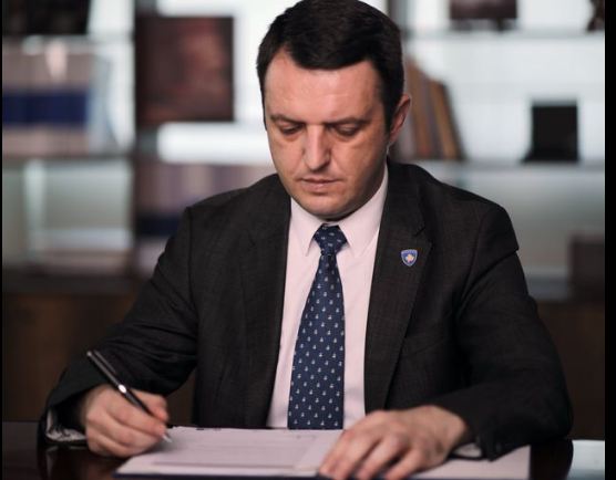 U arrestua për 113 kg heroinë, Ministri i Drejtësisë shkarkon këshilltarin e tij