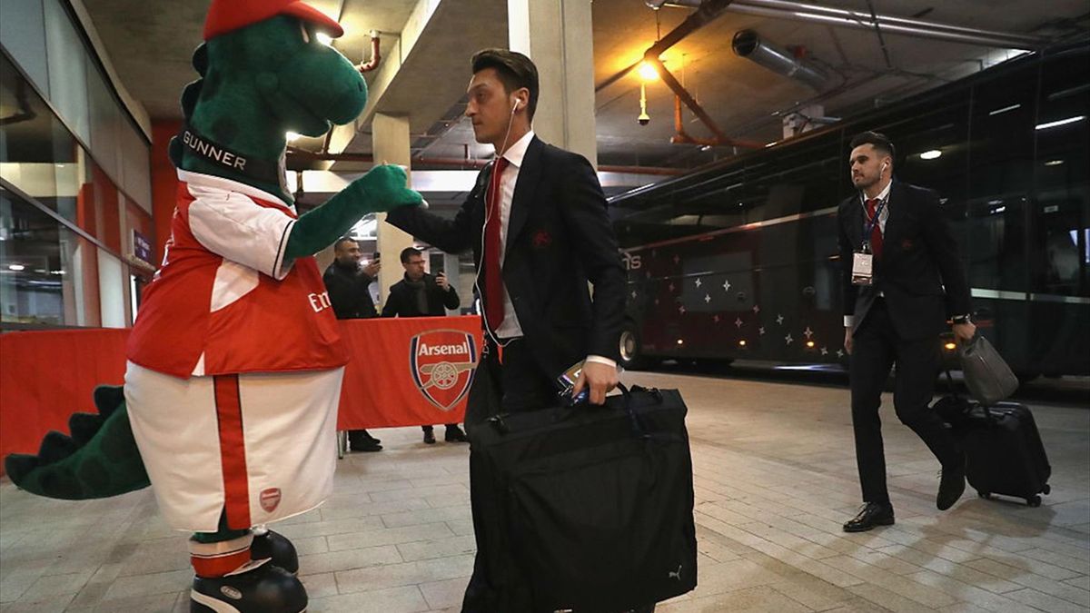 Ozil tregon anën e tij humane, paguan maskotën që Arsenal e largoi