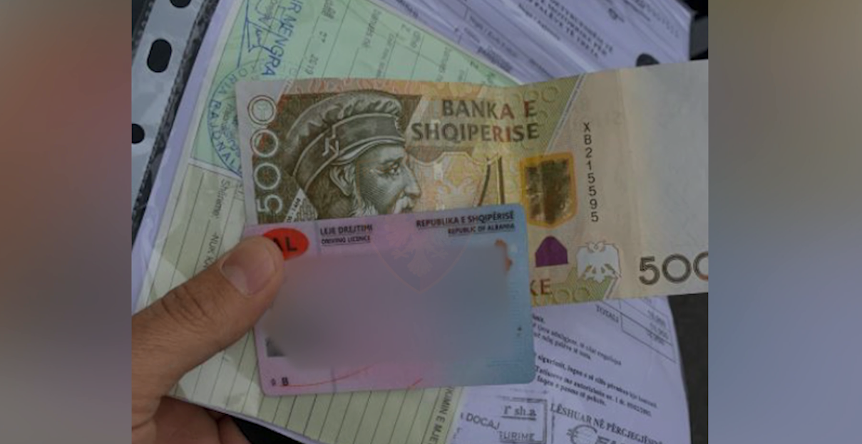 Kaloi me të kuqe në semafor dhe tentoi të korruptonte policin me 5 mijë lekë, arrestohet shoferi (VIDEO)