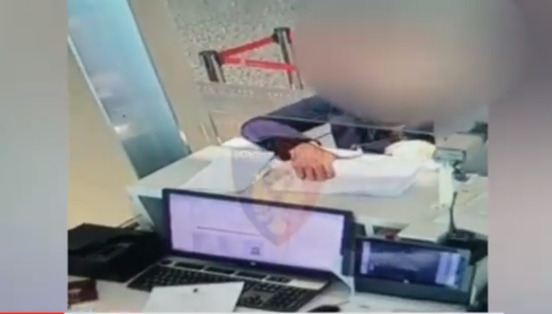 Tentuan të korruptonin policët kufitarë, prangosen dy persona në Rinas