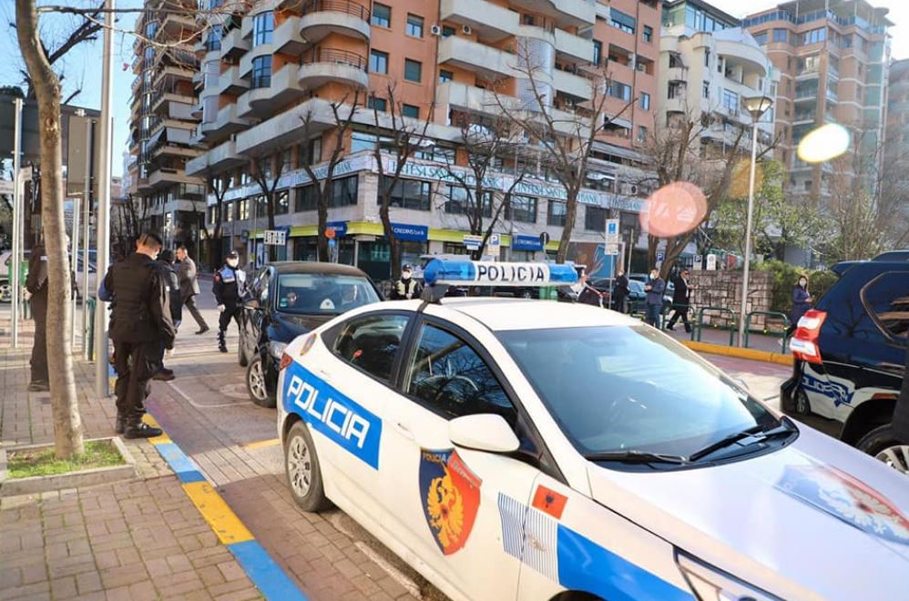 I dehur tenton të godasë me thikë babanë dhe vëllanë