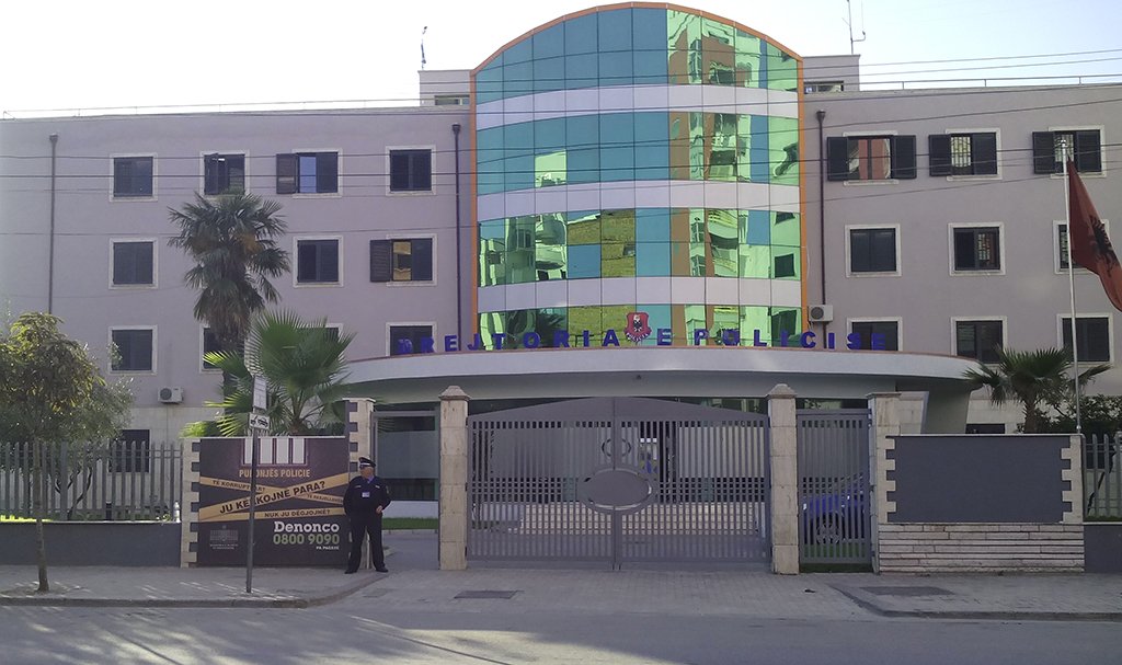 Qëllohet me armë zjarri drejt objektit, Policia e Durrësit: Disa të shoqëruar