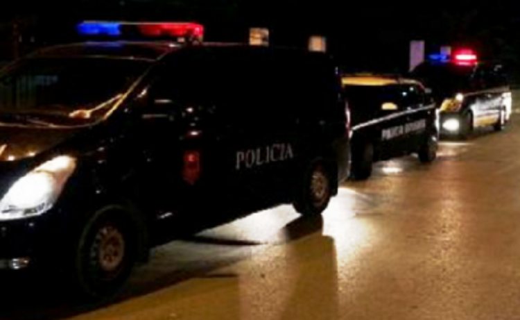 Aksident i rëndë në Fushë-Krujë, makina përplaset me bordurën, ndërron jetë 26-vjeçari