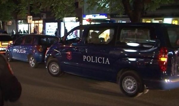 Grabitësi rrëmben paratë në një dyqan celularësh në Durrës, kërcënoi me thikë në dorë