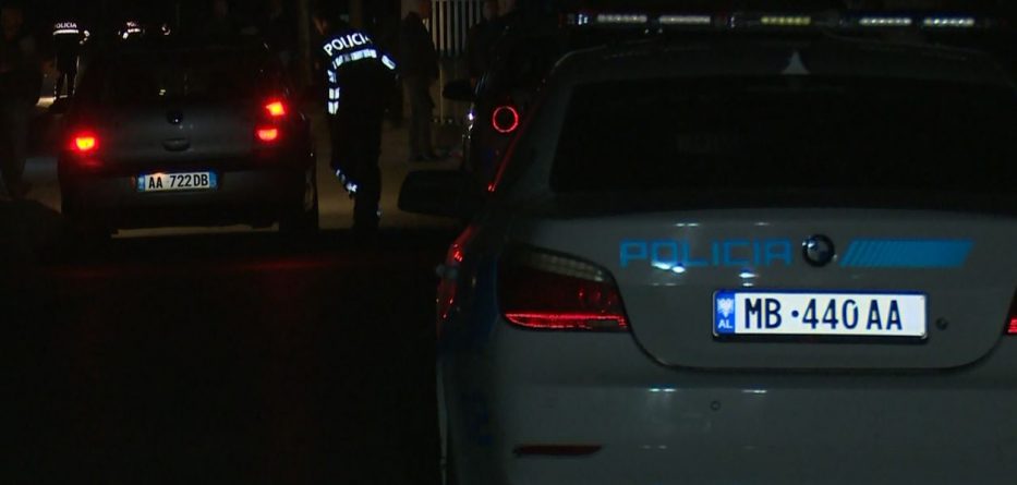 Punonjësi i Policisë së Burgjeve godet me tytën e pistoletës së shërbimit 39-vjeçarin