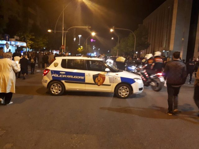 Gjendet një pako e dyshimtë, rrethohet Pallati i Kulturës në Vlorë