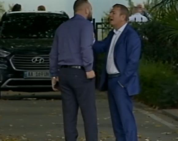 Valteri përplaset me Gjiknurin në oborrin e Kuvendit, ndërhyn Garda