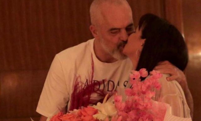 Rama feston 10-vjetorin e martesës, shfaqet duke u puthur me Lindën!