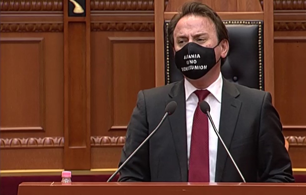 Ralf Gjoni akuza Varhelyi-t: Ke gënjyer në progres-raportin për Shqipërinë