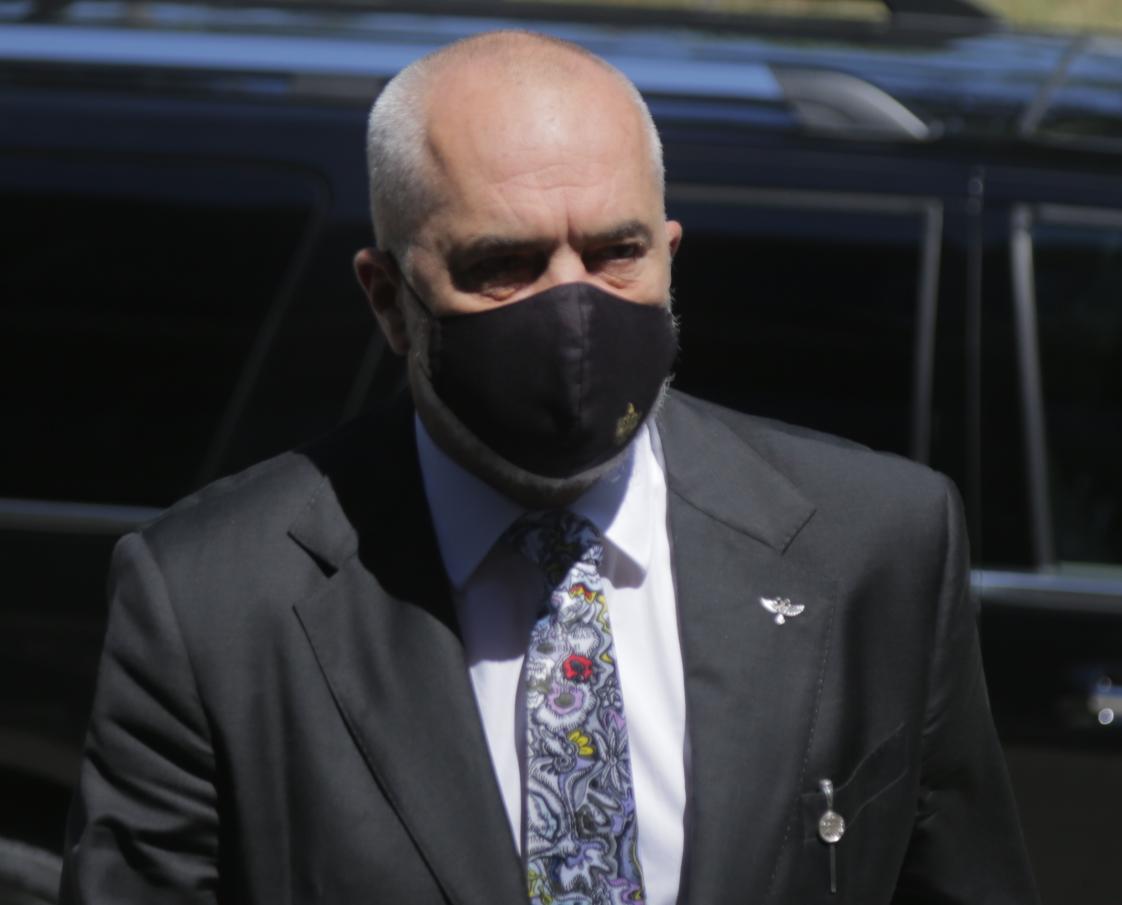 Rama për maskat: Edhe unë sa dola u mërzita pak, por më mirë ky taksirat. Ju dua shumë (VIDEO)