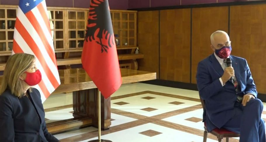 Kryeministri Rama takohet me nën/Sekretaren e Shtetit për Arsimin dhe Kulturën