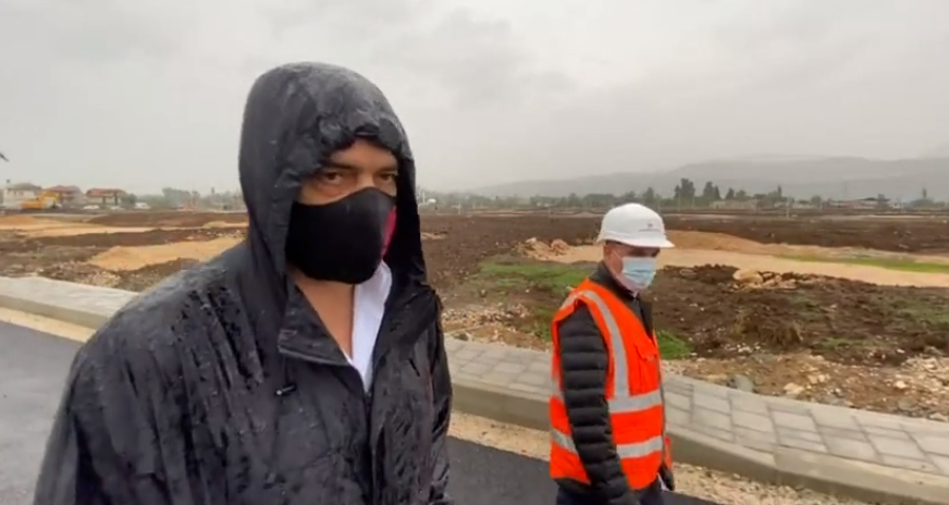 Me mushama mes shiut, Rama shfaqet me maskën ndryshe në kantierin e ndërtimit (VIDEO)