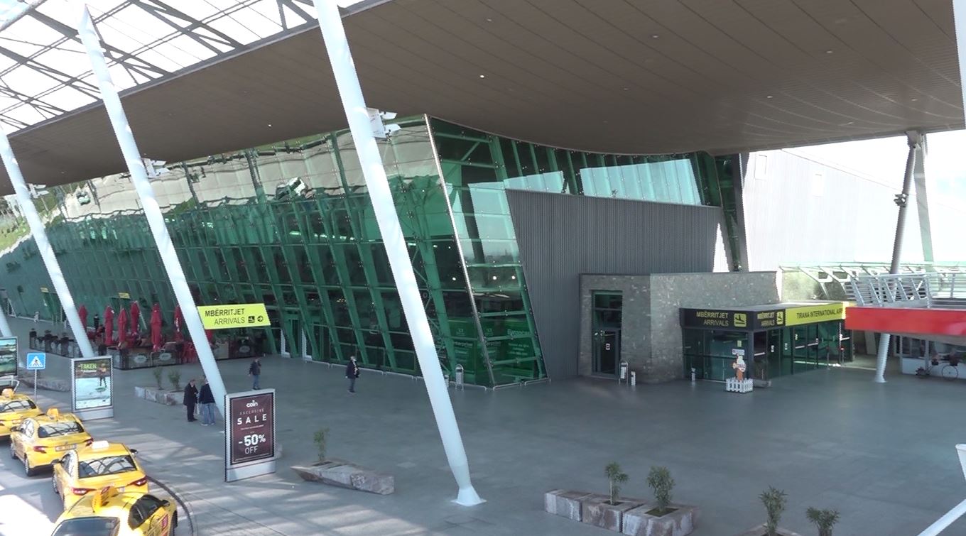 Arrestohen në aeroport 2 të rinj, ndalohet dhe 22-vjeçarja që qarkulloi me letra false