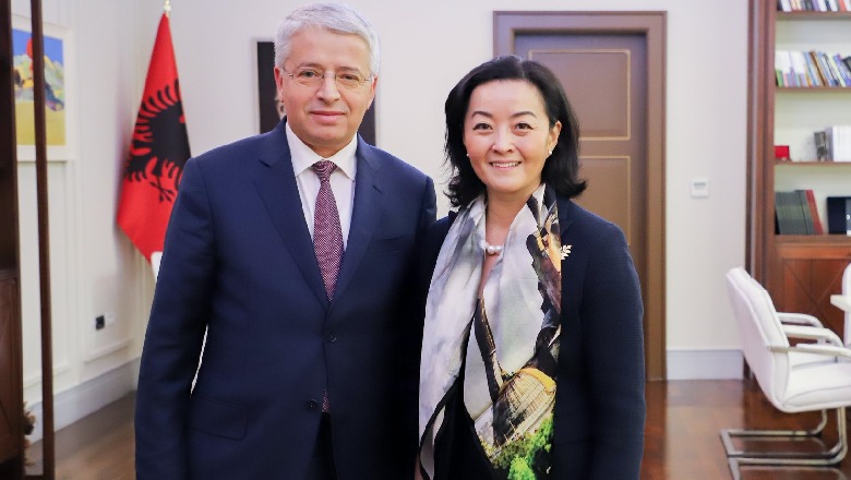 Kim takohet me ministrin Lleshaj: Sqaroi çështjen e regjistrimit të votuesve