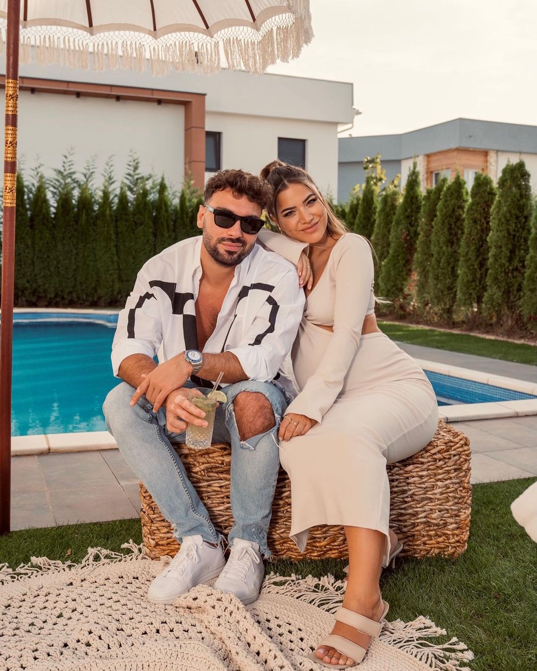 Sara Hoxha vendos ta lindë vajzën jashtë shtetit, niset me Ledrin drejt Gjermanisë (FOTO)