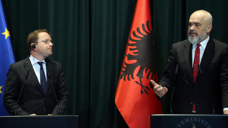 Para pak ditësh ishte në Tiranë/ Vetëizolohet komisioneri Varhelyi, një nga anëtarët e stafit të tij me Covid