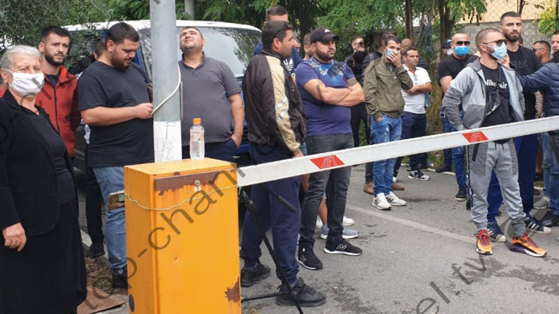 Edhe familjarët si të dënuarit, protesta në derën e burgut të Peqinit