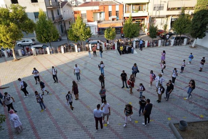 Të gjithë mësuesit e infektuar me COVID-19, mbyllet shkolla 9-vjeçare në Kavajë dhe nis mësimin online