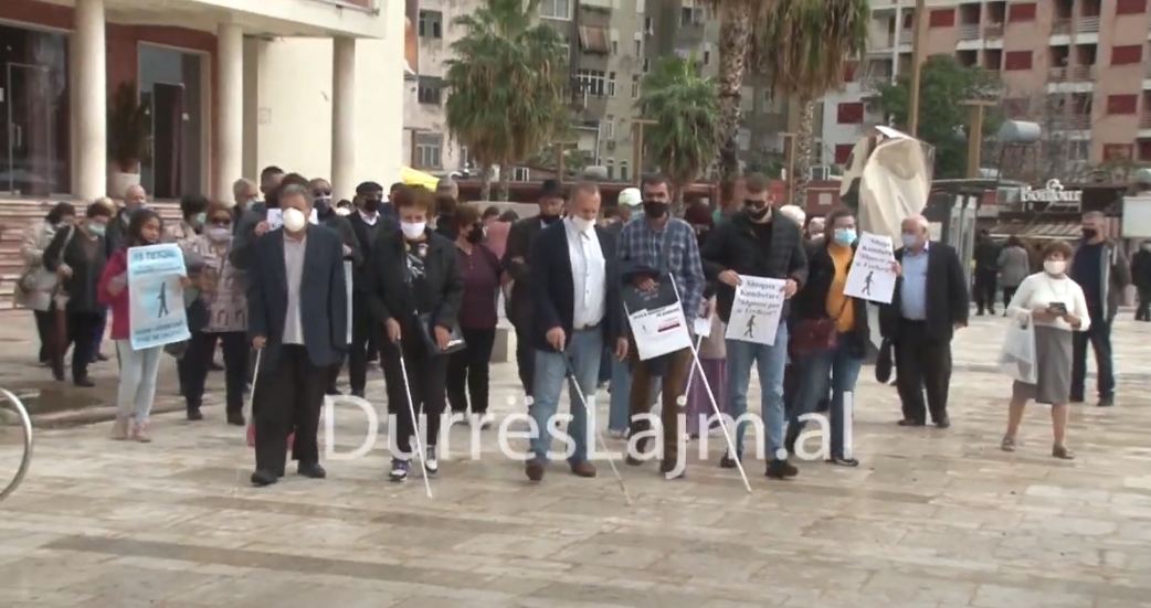 Dita Ndërkombëtare e Shkopit të Bardhë, thirrja e të verbërve në Durrës: Na krijoni mundësi që të lëvizim lirshëm në qytetin tonë (VIDEO)