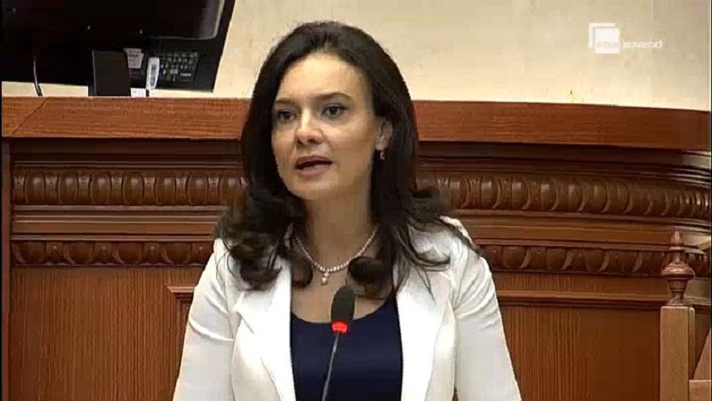 “Presidenti përdor gjuhë urrejtje”, Spiropali-Metës: Kam ikur me bursë të plotë, jo me paratë e babait në Londër